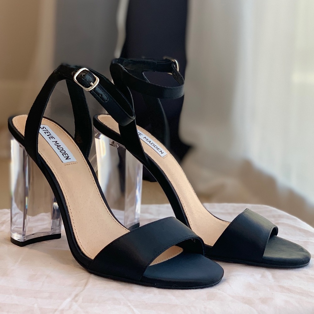 NEW. STEVE MADDEN - CHARITY SANDALS in BLACK